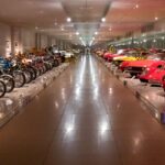 数々の歴史を飾った四国自動車博物館の名車たちと、モネの食器で食べる魚フライ